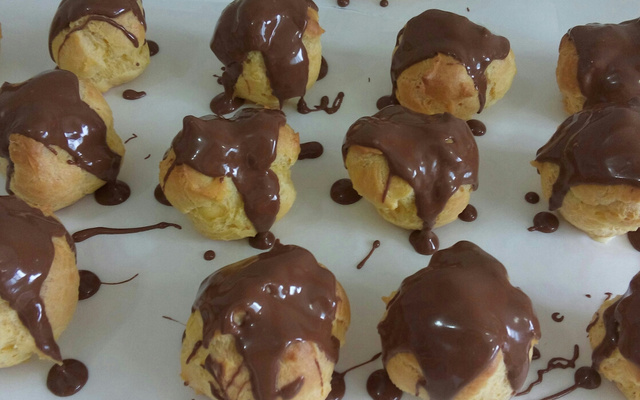 Carolina ou bomba de doce de leite com chocolate