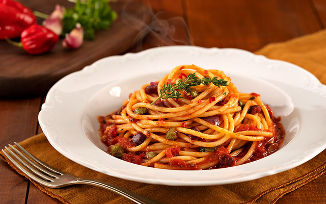 Spaghettoni Nuvenzástico alla Puttanesca