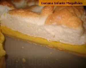 Deliciosa torta de maçã com merengue