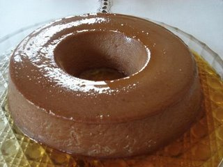 Pudim de chocolate com calda