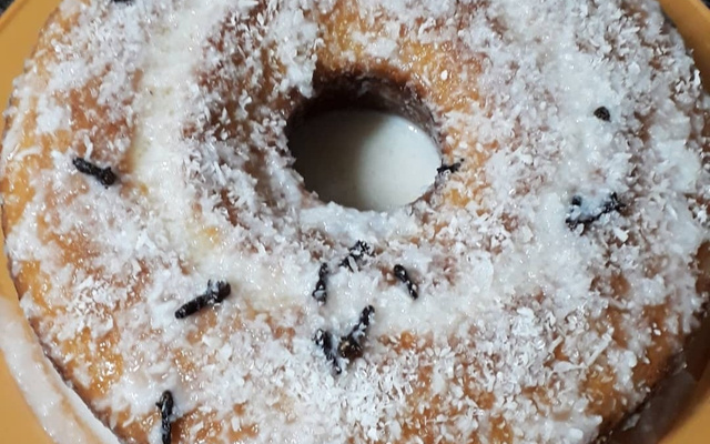 Bolo simples de coco com cobertura de chocolate (muito fácil)