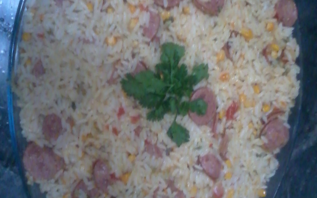 Arroz de panela de pressão com calabresa