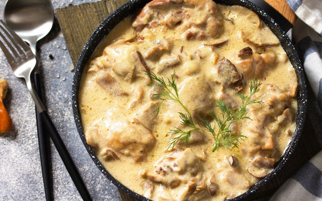 Bifinhos de peru com natas e cogumelos (rápido de fazer)