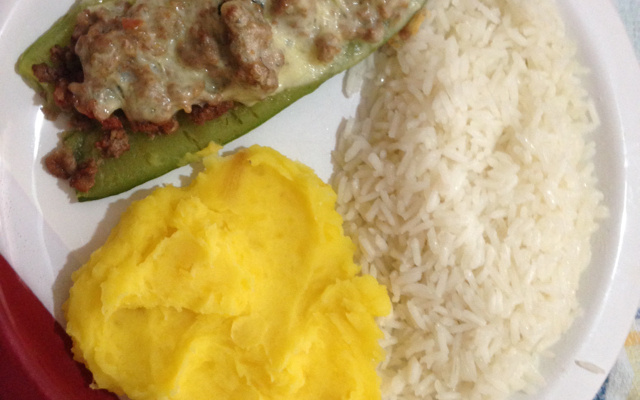 Abobrinha recheada com carne moída