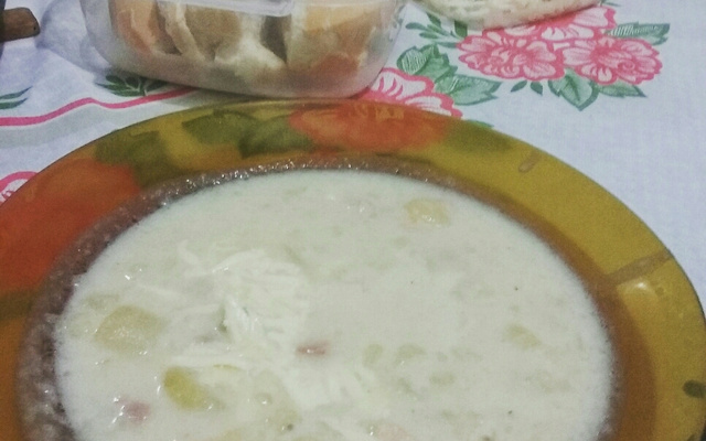 Sopa cremosa de batatas com requeijão