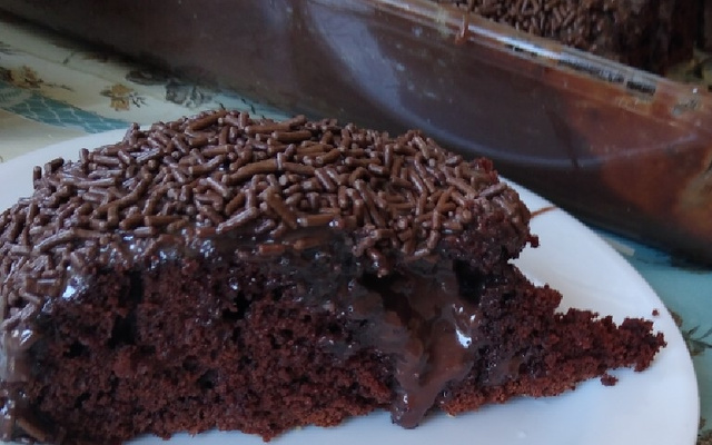 Bolo simples de chocolate
