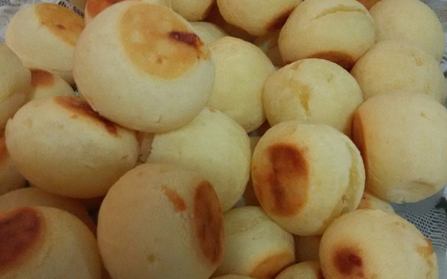 Pão de queijo de padaria (delicioso)