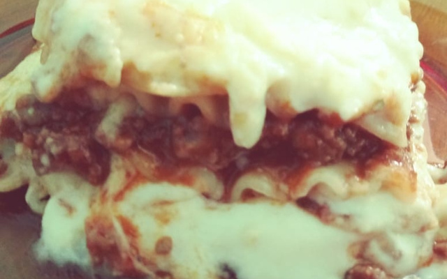 Lasanha com molho branco e bolonhesa