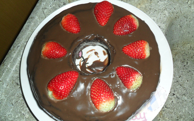 Bolo fácil de chocolate com pedacinhos de morango