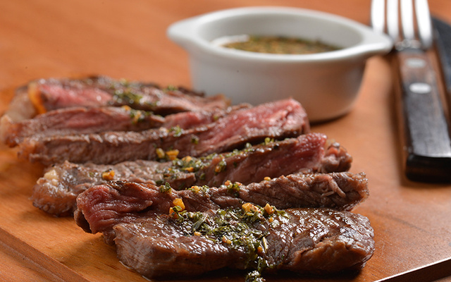 Contra-filé na manteiga com alho e orégano