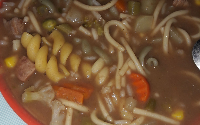 Sopa de feijão com macarrão