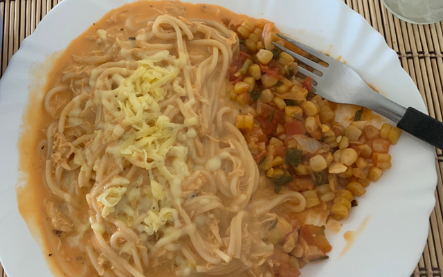 Macarrão com frango na panela de pressão