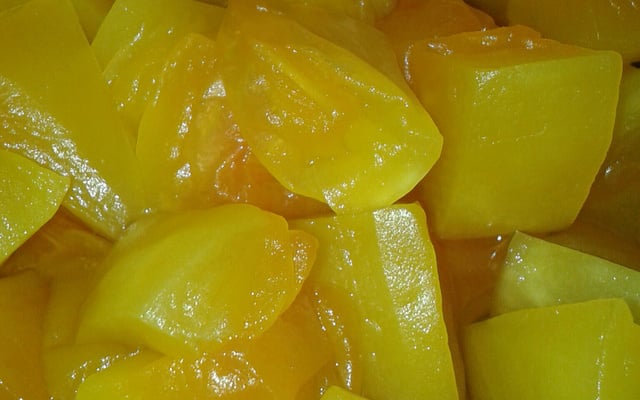 Doce de mamão em pedaços na panela de pressão