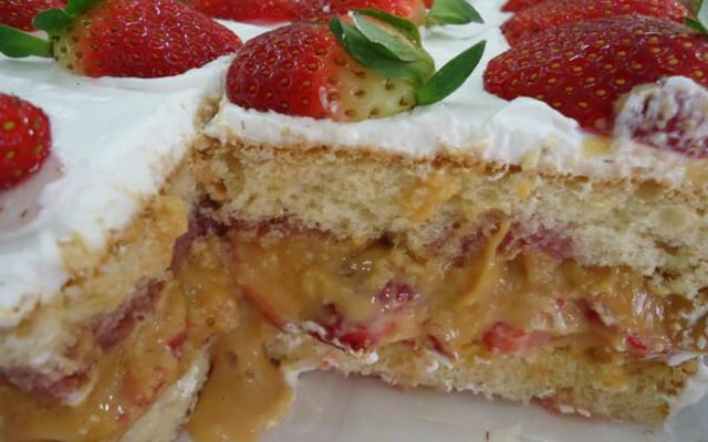Bolo com doce de leite e morango da Tamy
