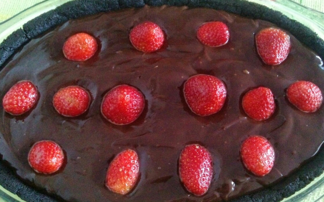 Torta de biscoito de chocolate recheado de baunilha, chocolate e morangos