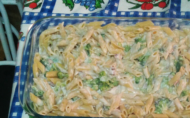 Macarrão com brócolis e creme branco