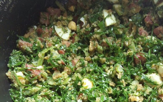 Farofa com couve e linguiça calabresa
