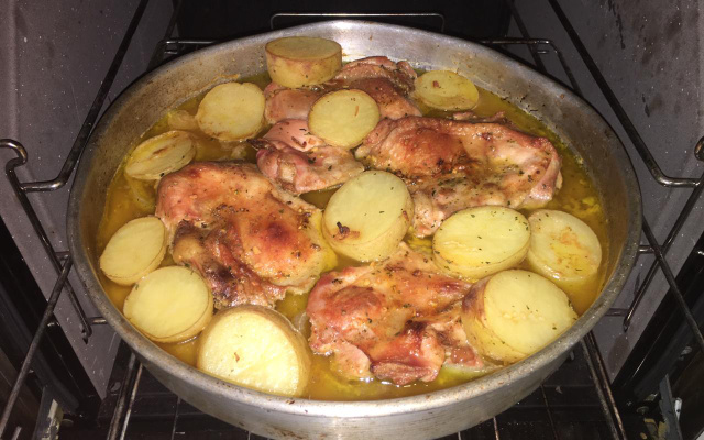 Sobrecoxa desossada com batatas