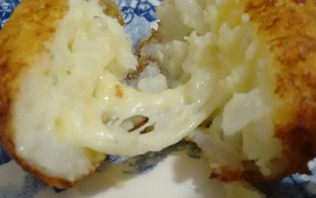 Bolinho de arroz com batata recheado de queijo
