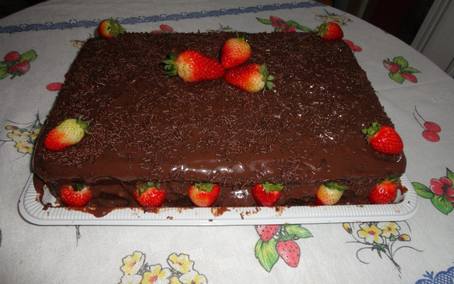 Bolo de brigadeiro com Morango