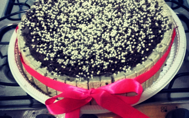 Bolo de chocolate com recheio de morango e palitinhos