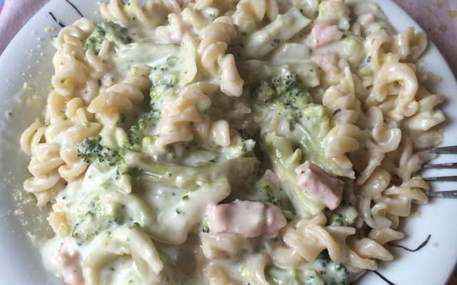 Macarrão com brócolis e creme branco