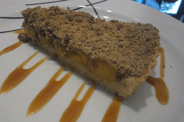 Torta de pêssego com farofa