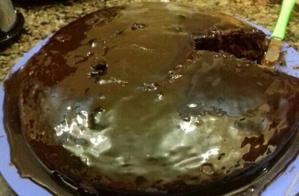 Bolo de chocolate com cobertura cremosa