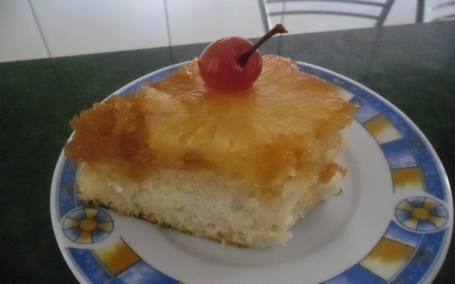 Torta fácil de abacaxi com calda