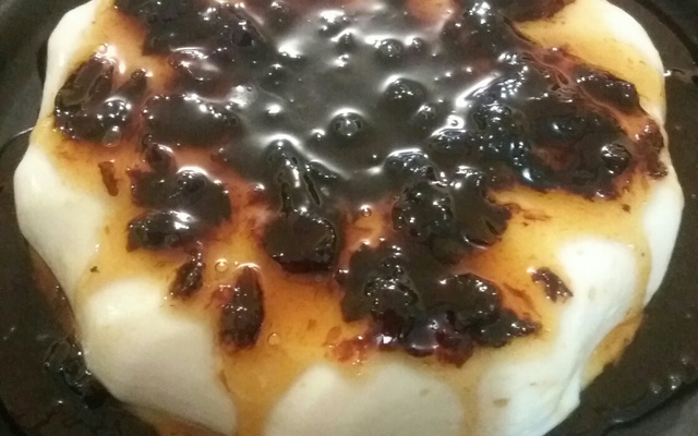 Manjar branco com calda de ameixas