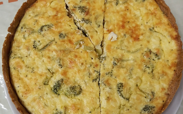 Quiche integral de ricota e brócolis