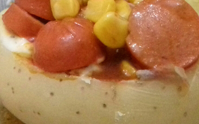 Batata recheada com salsicha molho branco e molho simples