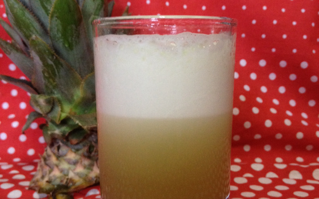 Suco de casca de abacaxi com hortelã