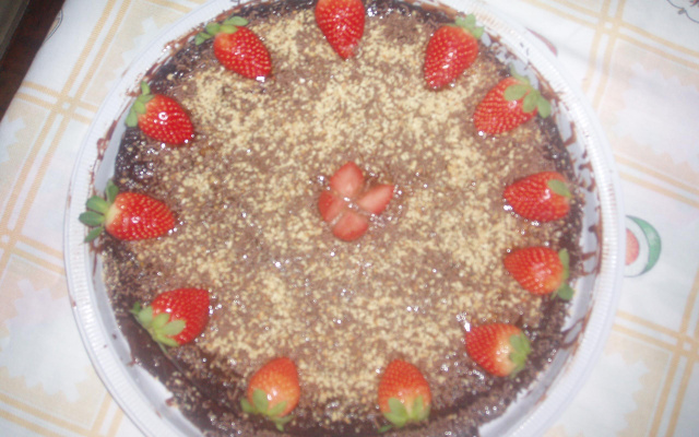 Falsa torta de chocolate e morangos