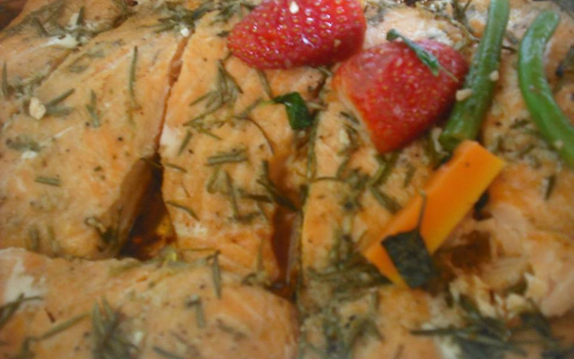 Salmão assado com molho de maracujá