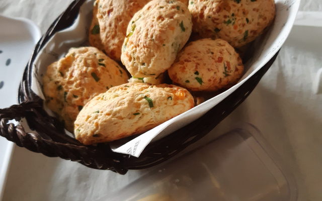 Pão de cebolinha e queijo