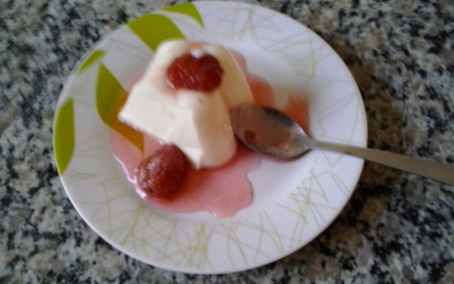 Sobremesa de Maria-mole com calda de morango