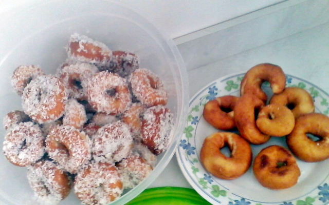 Rosquinha de leite condensado simples e fácil.