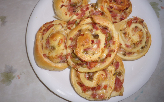 Caracóis de presunto e queijo