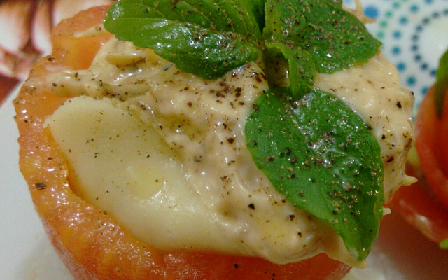 Tomate recheado com patê de frango