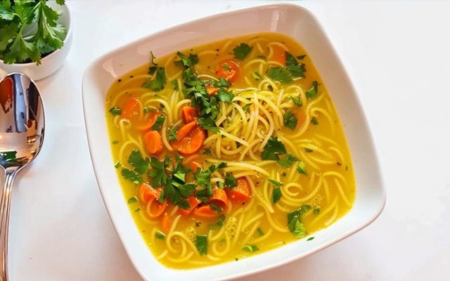 Sopa de macarrão com batata e cenoura