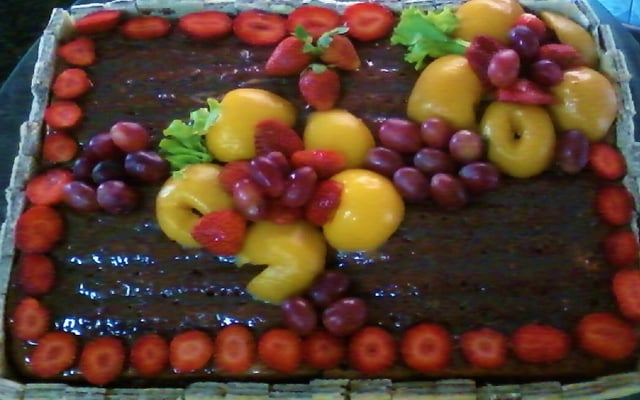 Bolo de cenoura com recheio de morango e cobertura de chocolate