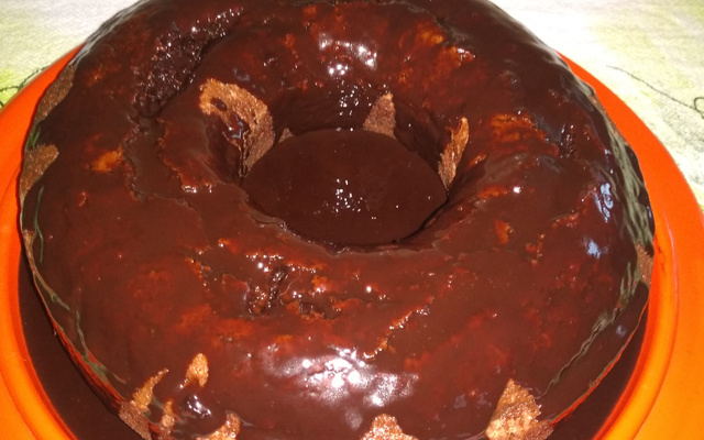 Bolo de chocolate com creme de leite