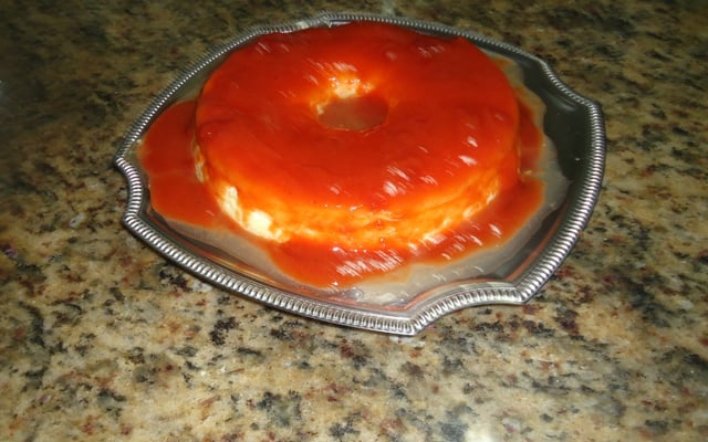 Pudim de queijo com calda de goiabada cascão