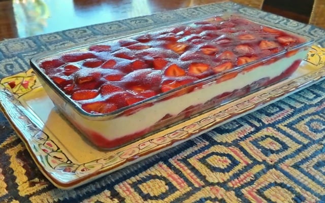 Sobremesa de morango com gelatina e creme na travessa