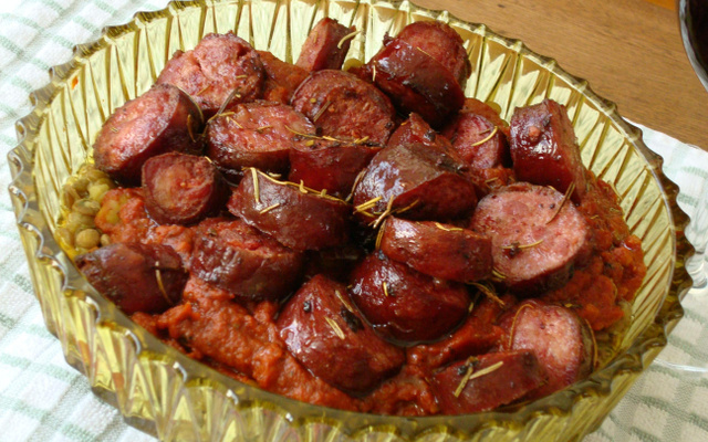 Linguiças e lentilhas verdes com salsa rossa