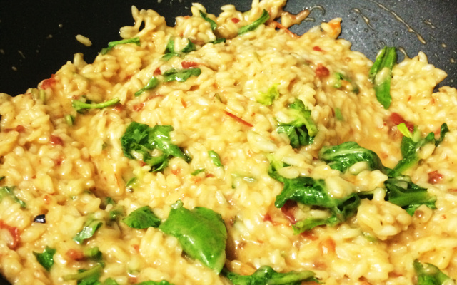 Risoto com tomate seco, mussarela e rúcula da Tam