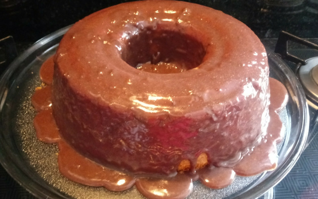 Bolo de cenoura com cobertura de caramelo