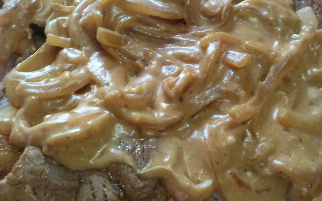 Bife acebolado com molho de maionese