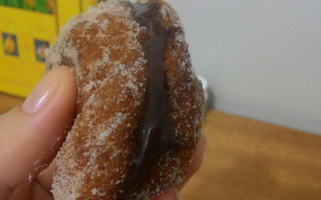 Bolinho de chuva com recheio de chocolate